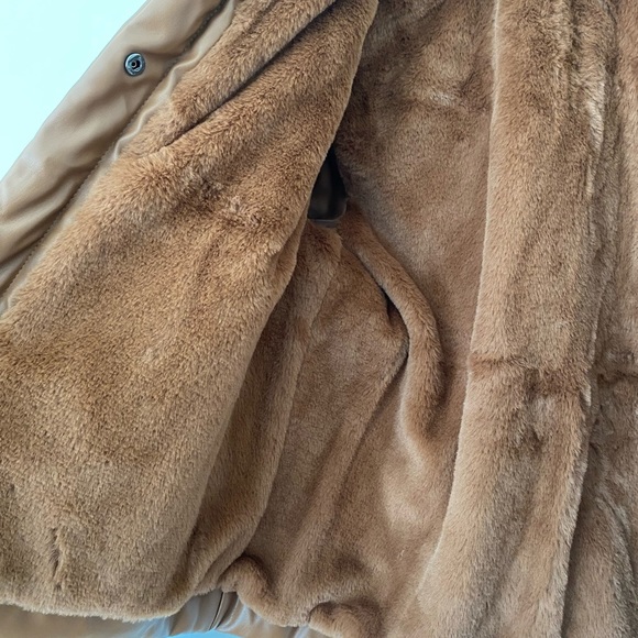 NWT VEGAN leather stunning puffer coat size medium - Picture 2 of 3